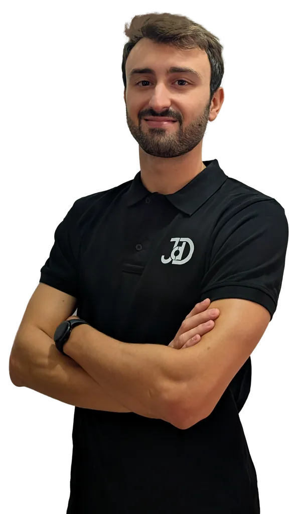 Juan de Dios, de JdDLabs, con polo negro de la marca y los brazos cruzados.